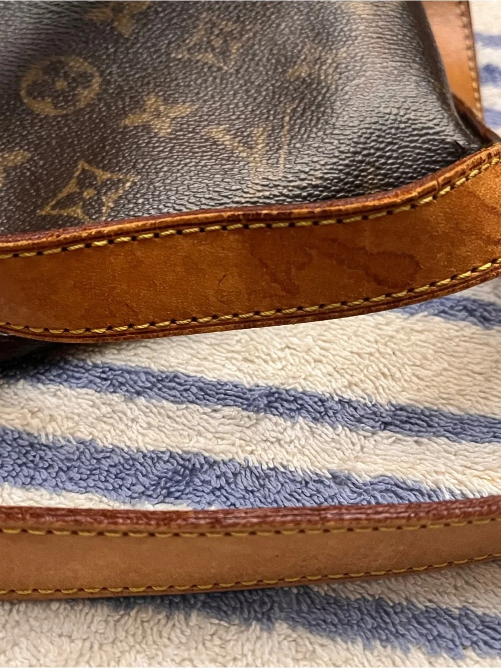 [AUTHENTICATED] Louis Vuitton Monogram Crossbody Bag Gold HW